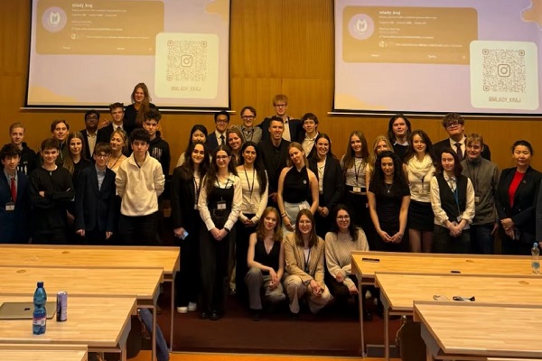 Žáci na Velkém zasedání Krajského parlamentu dětí a mládeže